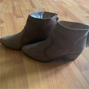 *SOLD* Brown Stitched Lace Boots